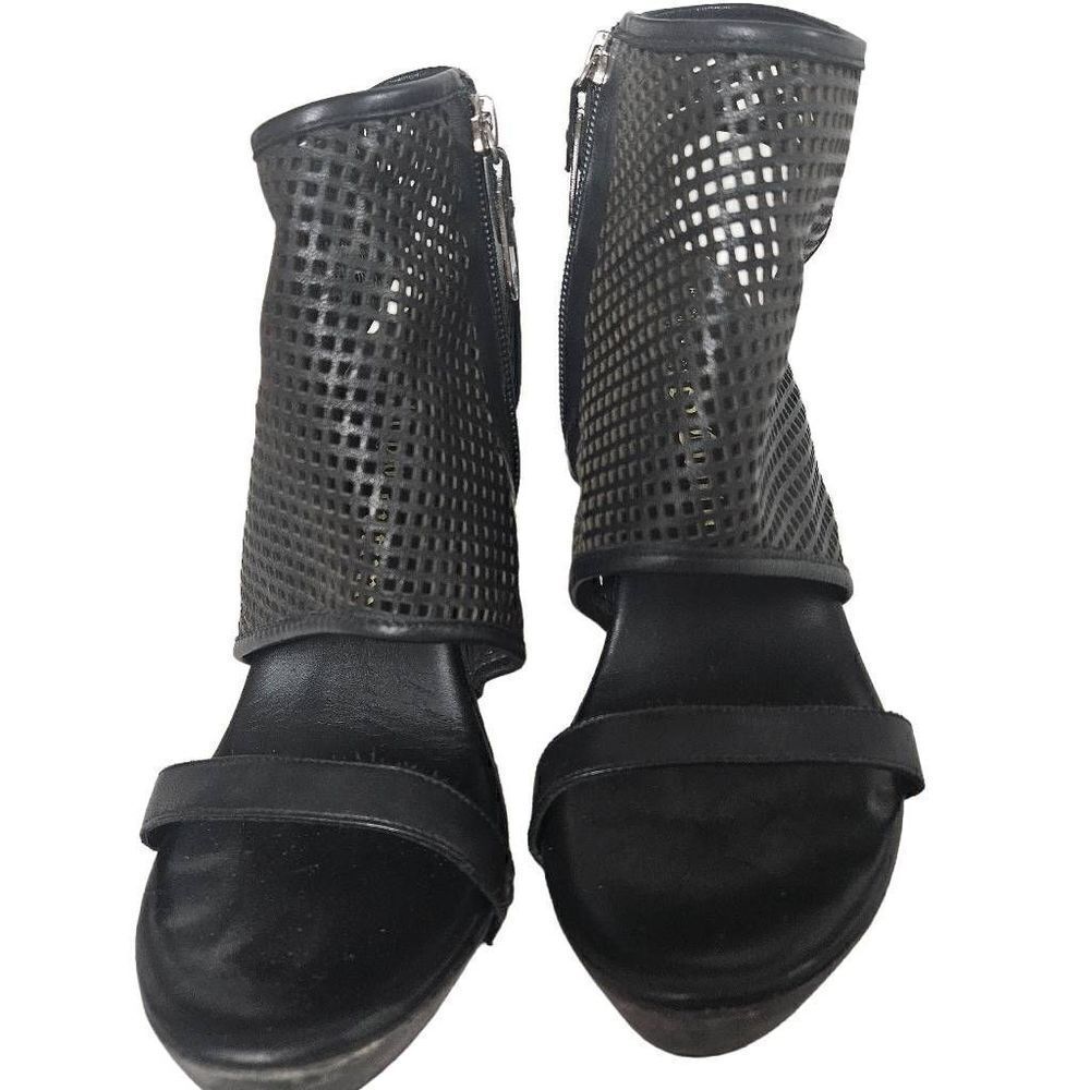Juicy couture heels for women